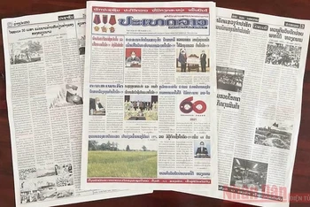 Nhiều báo Lào xuất bản ngày 30-4 đăng bài viết ca ngợi chiến thắng 30-4 của Việt Nam.