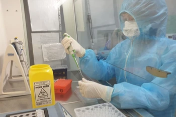 Nhân viên Trung tâm kiểm soát Bệnh tật Đồng Nai lấy mẫy xét nghiệm SARS-CoV-2.
