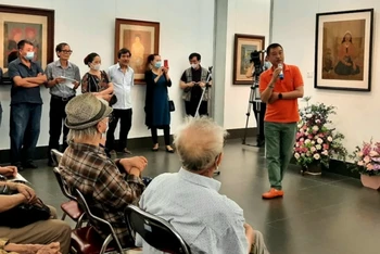 Hoạ sĩ Lê Thiết Cương giới thiệu về tranh của họa sĩ Linh Chi tại khai mạc triển lãm.