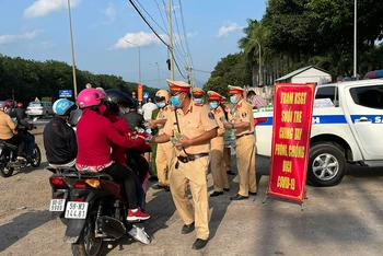 Lực lượng CSGT Công an tỉnh Đồng Nai phát nước suối cho người dân trên Quốc lộ 1A.