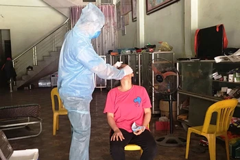 Lấy mẫu xét nghiệm trường hợp F2 (với BN Hà Nam) ở huyện Bảo Thắng, tỉnh Lào Cai.