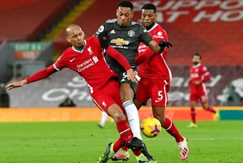 Martial (áo sẫm, Man United) bị “kẹp” giữa Fabinho (trái) và Wijnaldum trong lần gặp Liverpool trên sân Anfield. 