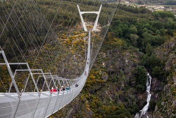 Tới Bồ Đào Nha để thử lòng can đảm trên cây cầu treo dài nhất thế giới