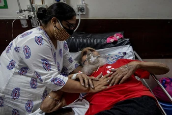 Thiếu oxy y tế và giường bệnh đang là tình trạng chung của các bệnh viện tại Ấn Độ. (Ảnh: Reuters)