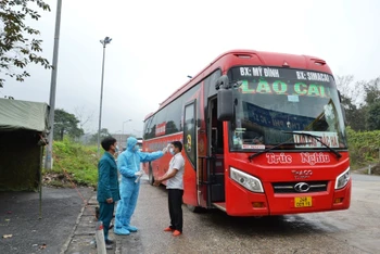 Lập chốt kiểm dịch tại các “cửa ngõ” giao thông ra vào địa phương để thực hiện khai báo y tế, kiểm soát Covid-19, ở tỉnh Lào Cai.