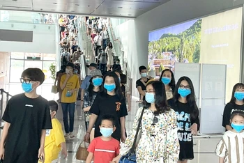 Du khách thực hiện nghiêm túc việc đeo khẩu trang tại một điểm du lịch ở TP Phú Quốc.