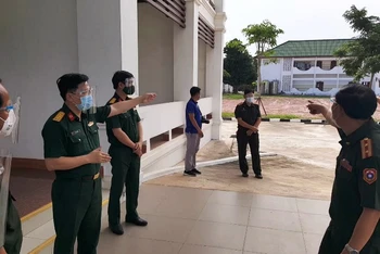 Chiều 3-5, Đại tá Lê Văn Đông (thứ ba từ trái qua) triển khai làm việc với lãnh đạo Bệnh viện 103 Lào.