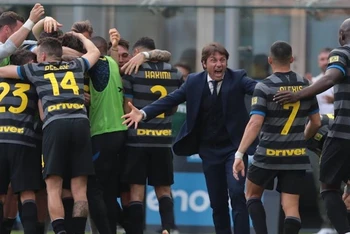 Sau khi dẫn dắt Juventus giành ba chức vô địch Serie A, Conte tiếp tục đưa Inter lên ngôi cao nhất giải đấu hàng đầu Italia. (Ảnh: Inter Milan)