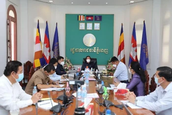 Thị trưởng Phnom Penh Khuong Sreng chủ trì cuộc họp phòng, chống Covid-19. (Ảnh: Fresh News)