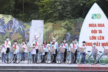 Các đồng chí đại diện Ban Tổ chức Hành trình “Em yêu Tổ quốc Việt Nam” trao xe đạp tặng thiếu nhi tỉnh Cao Bằng.