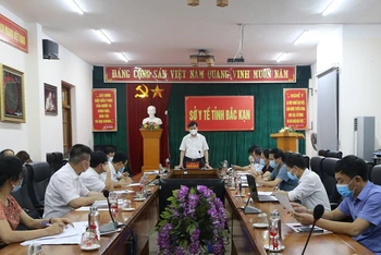 Chủ tịch UBND tỉnh Bắc Kạn Nguyễn Long Hải phát biểu chỉ đạo tại cuộc họp khẩn.