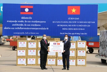 Thứ trưởng Ngoại giao Tô Anh Dũng (phải) trao biển tượng trưng cho Phó Thủ tướng Lào Kikeo Khaykhamphithoune. (Ảnh: XUÂN SƠN-DUY TOÀN)