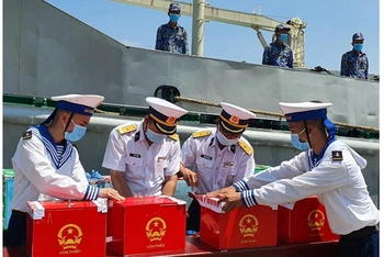 Vũng Tàu tổ chức bầu cử sớm cho các lực lượng làm nhiệm vụ trên biển. Ảnh: Nguyễn Nam.