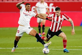 Sevilla (áo trắng) tự bắn vào chân mình với trận thua cay đắng phút 90, dù chơi áp đảo đối thủ suốt cả trận. (Ảnh: Sevilla FC)