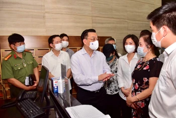 Chủ tịch UBND TP Hà Nội Chu Ngọc Anh và đoàn công tác kiểm tra công tác phòng, chống dịch Covid-19 tại tòa nhà Dolphin Plaza (quận Nam Từ Liêm, Hà Nội).