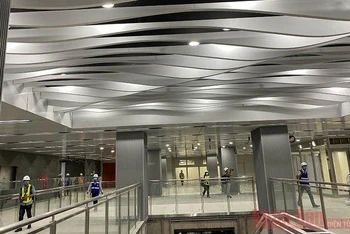 Tầng B1 nhà ga Ba Son cơ bản hoàn thiện, bên trên trần có thiết kế hình lượn sóng tạo hình thức mỹ thuật và sự thân thiện với hành khách.