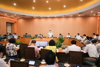 Phó Chủ tịch UBND TP Hà Nội Chử Xuân Dũng yêu cầu tiếp tục dừng hoạt động nhiều loại hình dịch vụ không thiết yếu để phòng, chống dịch.