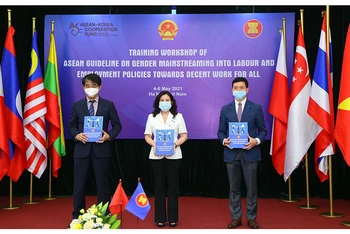 Ra mắt Hướng dẫn ASEAN về lồng ghép giới trong chính sách lao động và việc làm hướng tới việc làm bền vững cho tất cả (Ảnh: Molisa).