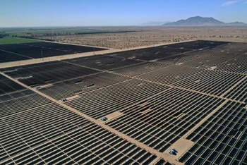 Những tấm pin mặt trời của Trung tâm Năng lượng Mặt trời Tenaska ở El Centro, California, Mỹ. Ảnh: Reuters.