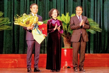Đồng chí Trương Thị Mai trao Quyết định, tặng hoa chúc mừng tân Bí thư Thành ủy Hải Phòng Trần Lưu Quang.