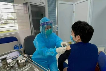 Tiêm vaccine Covid-19 tại một bệnh viện ở Hà Nội. (Ảnh: ĐT)