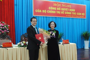 Đồng chí Trương Thị Mai trao quyết định, tặng hoa chúc mừng tân Bí thư Tỉnh ủy An Giang Lê Hồng Quang.