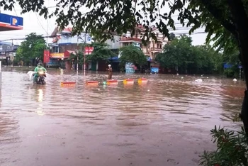 Nhiều khu vực trung tâm TP Thái Nguyên bị nước ngập sâu, đi lại khó khăn.