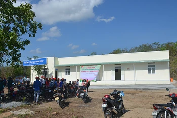 Điểm trường - thư viện La Bá 1, Trường tiểu học Phan Dũng, huyện Tuy Phong được xây dựng từ nguồn tài trợ của Tập đoàn Canon do Cơ quan thường trực Báo Nhân Dân tại TP Hồ Chí Minh vận động tài trợ.