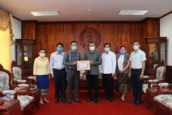 Bộ trưởng Y tế Lào Bounfeng Phoummalaysith (giữa) và ông Nguyễn Đức Vũ, Tổng Giám đốc LaoVietBank tại lễ đón nhận quyên góp.