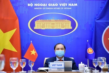 Thứ trưởng Ngoại giao Nguyễn Quốc Dũng tham dự cuộc đối thoại trực tuyến. (Ảnh: Bộ Ngoại giao)