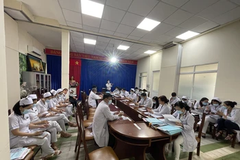 Cơ quan BHXH TP Hồ Chí Minh hướng dẫn cán bộ nhân viên thực hiện cài đặt, đăng ký và sử dụng ứng dụng VssID tại Bệnh viện TP Thủ Đức.