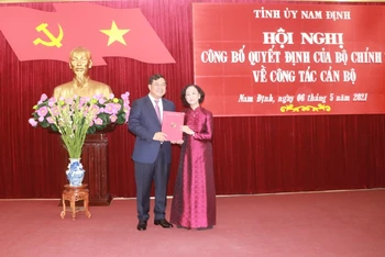 Đồng chí Trương Thị Mai trao Quyết định của Bộ Chính trị về việc phân công đồng chí Phạm Gia Túc làm Bí thư Tỉnh ủy Nam Định, nhiệm kỳ 2020-2025.