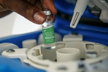 Lọ vaccine ngừa Covid-19 của AstraZeneca do Viện Huyết thanh của Ấn Độ sản xuất và được cung cấp thông qua sáng kiến ​​COVAX toàn cầu. Ảnh: AP.