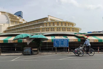 Chợ Lớn Mới thuộc khu vực màu vàng của Phnom Penh sáng 6-5 vẫn đóng cửa.