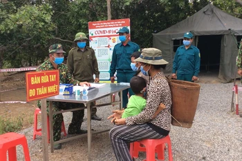 Chốt kiểm dịch đồn Biên phòng Ia Chia (huyện Ia Grai-Gia Lai) tăng cường các biện pháp quản lý khu vực biên giới.