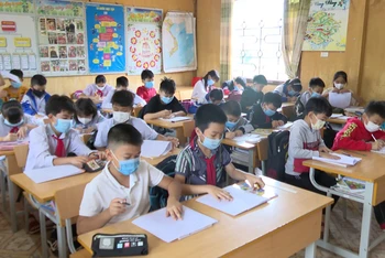 Học sinh Trường PTDT bán trú Tiểu học Trần Văn Thọ làm bài thi môn Tiếng Việt