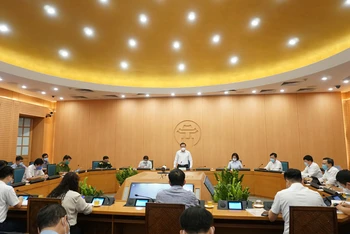 Phó Chủ tịch UBND TP Hà Nội Chử Xuân Dũng yêu cầu các cơ quan, ban ngành khẩn trương xác định, xét nghiệm F1, F2 ở hai ổ dịch lớn.
