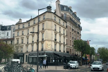 Từ ngày 19-5, các quán cà-phê và nhà hàng ở Pháp có thể phục vụ khách ở không gian ngoài trời.