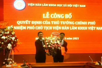 Trao quyết định bổ nhiệm đồng chí Nguyễn Đức Minh làm Phó Chủ tịch Viện Hàn lâm KHXH Việt Nam.