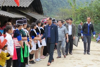 Lãnh đạo huyện tham dự Ngày hội Đại đoàn kết ở xã Mường Lống.