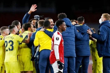 Cảm xúc trái ngược sau trận đấu. Các cầu thủ Villareal ăn mừng cuồng nhiệt sau khi có tấm vé lịch sử vào chung kết Europa League, còn Arsenal sẽ phải đối mặt với một mùa giải bỏ đi. (Ảnh: Getty Images)