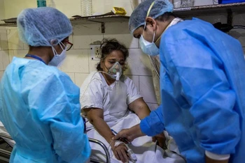 Điều trị cho các bệnh nhân Covid-19 tại Bệnh viện Holy Family, tại New Delhi, Ấn Độ, ngày 1-5-2021. (Ảnh: Reuters)