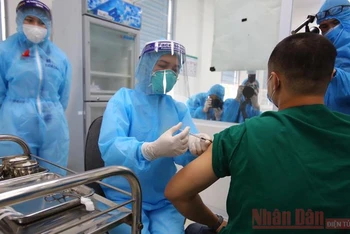 Tiêm vaccine phòng dịch Covid-19 cho nhân viên y tế trên địa bàn Hà Nội. Ảnh: Duy Linh