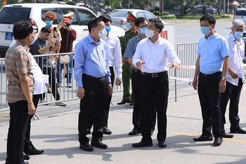 Lãnh đạo TP Hà Nội kiểm tra công tác phòng, chống dịch tại bệnh viện K cơ sở 3 Tân Triều sáng 7-5.