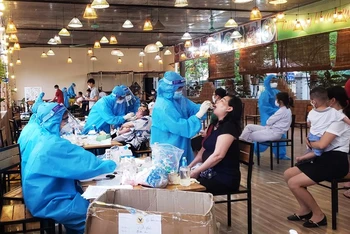 Nhân viên y tế lấy mẫu xét nghiệm đối với người dân khu đô thị Đồng Sơn (TP Phúc Yên).