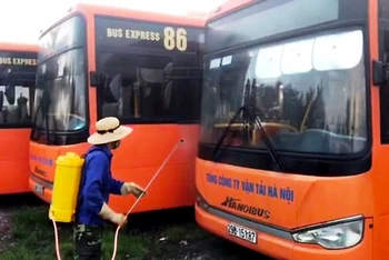 Tổng Công ty vận tải Hà Nội thực hiện khử khuẩn xe buýt.