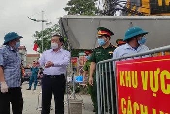 Phó Chủ tịch UBND TP Hà Nội kiểm tra công tác khoanh vùng dập dịch ở xã Tô Hiệu, huyện Thường Tín (Hà Nội).
