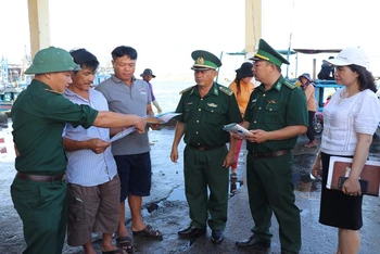 Ủy ban bầu cử thị xã Đông Hòa phối hợp cán bộ Đồn Biên phòng Hòa Hiệp Nam tuyên truyền bầu cử đến các ngư dân tại cảng cá Phú Lạc, Phường Hòa Hiệp Nam.