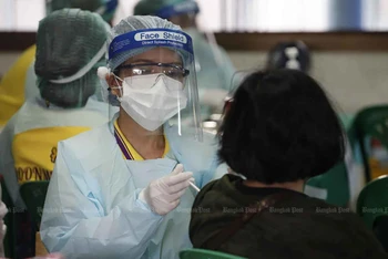 Nhân viên y tế tiêm vaccine ngừa Covid-19 cho người dân ở quận Klong Toey. (Ảnh: Bưu điện Bangkok)