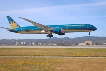 Máy bay Boeing 787-10 của Vietnam Airlines đáp sân bay San Francisco trong chuyến hồi hương công dân đầu tiên từ Mỹ vào tháng 5-2020. (Ảnh: VNA)